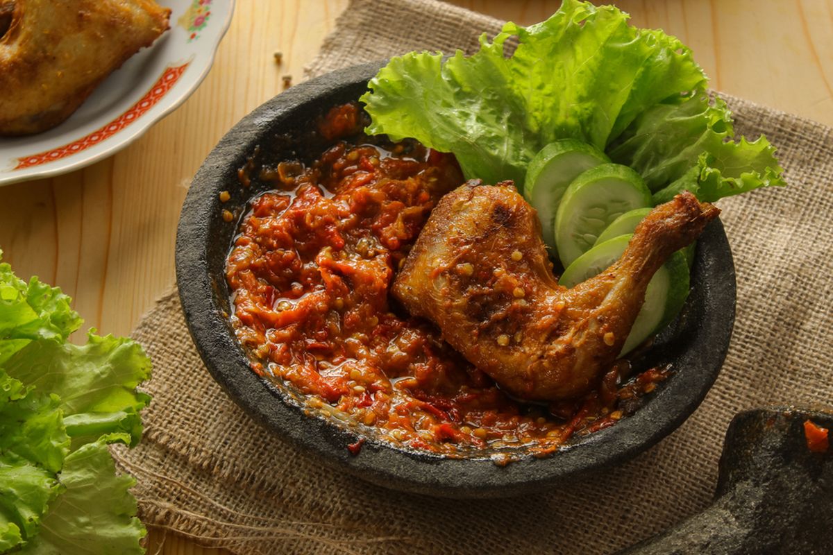 Ayam Penyet Sambal Terasi: Perpaduan Rasa Tradisional dan Kekinian